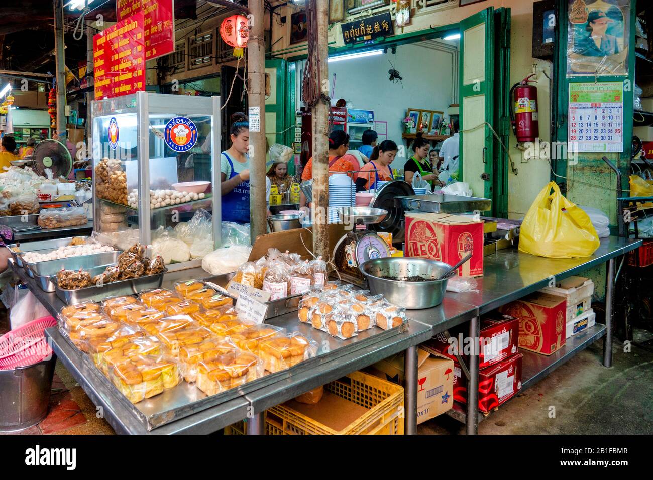 Vendeurs de nourriture dans le vieux marché Talat Kao à soi 6 de Yaowarat Road, Bangkok, Thaïlande Banque D'Images