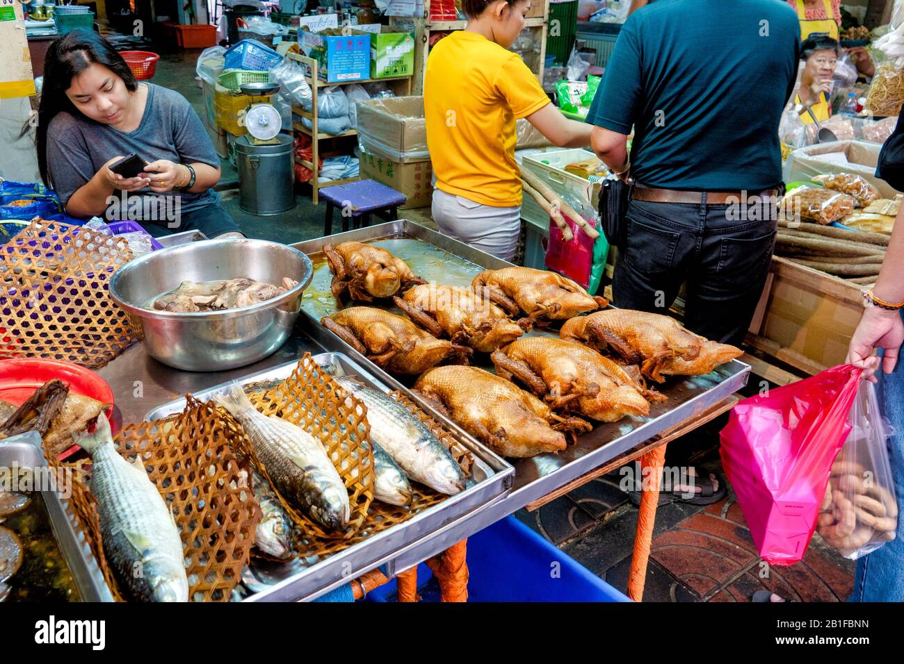 Vendeurs de nourriture dans le vieux marché Talat Kao à soi 6 de Yaowarat Road, Bangkok, Thaïlande Banque D'Images