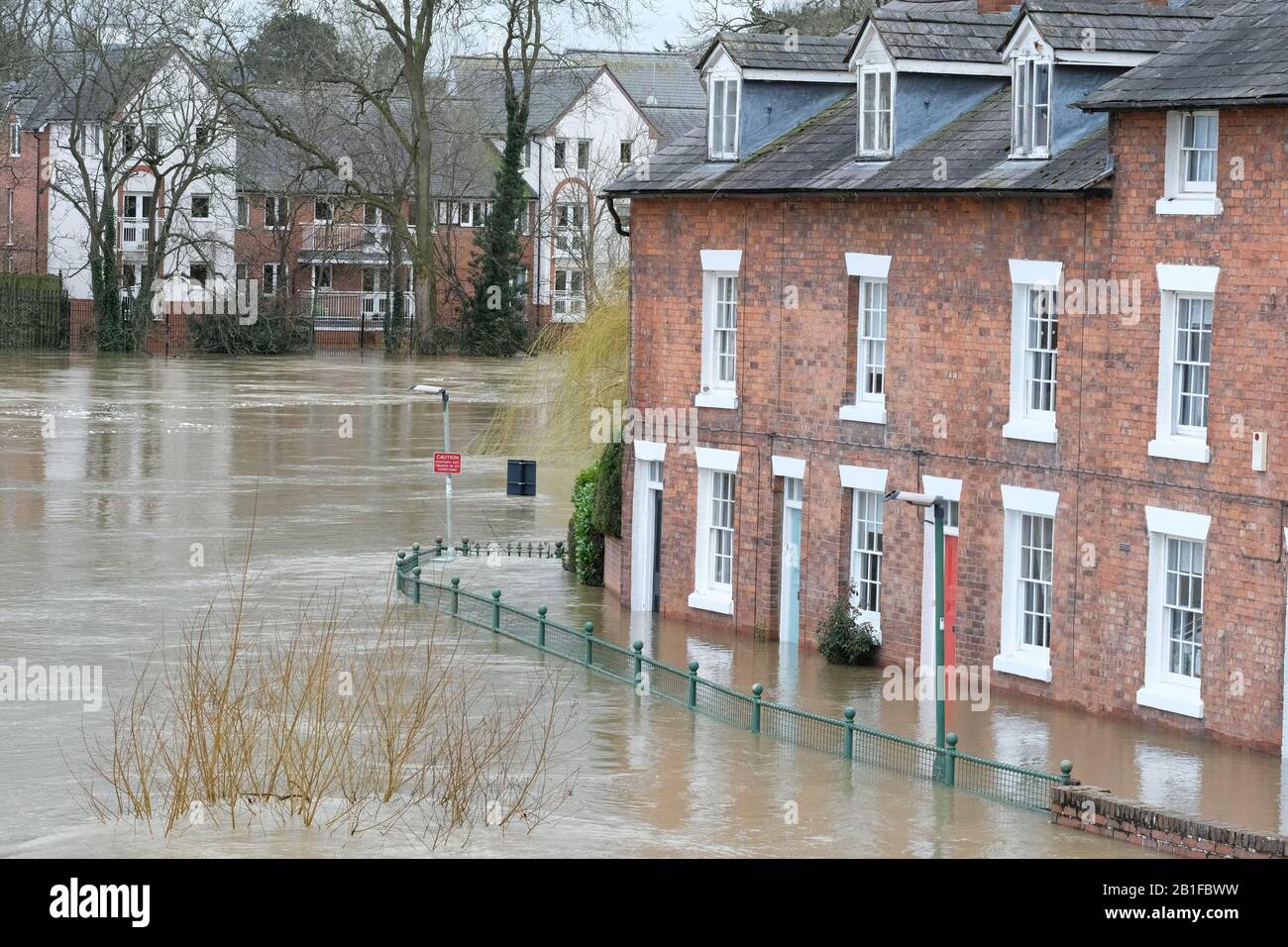 Shrewsbury, Shropshire, Royaume-Uni - mardi 25 février 2020 - les propriétés Riverside ont été inondées dans le centre-ville de Shrewsbury alors que la rivière Severn atteint de nouveaux hauteurs d'inondation et avec un grave avertissement d'inondation actuellement en vigueur pour Shrewsbury. Photo Steven May / Alay Live News Banque D'Images