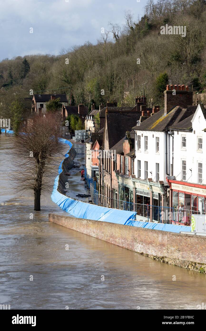 Ironbridge, Shropshire, Royaume-Uni. 25 février 2020. Avertissement d'inondation grave en place sur la rivière Severn à Ironbridge, dans le Shropshire. Les barrières d'inondation le long de la rivière permettent de maintenir l'eau montante qui devrait atteindre un pic plus tard dans la journée (mardi). Crédit: Peter Loppeman/Alay Live News Banque D'Images