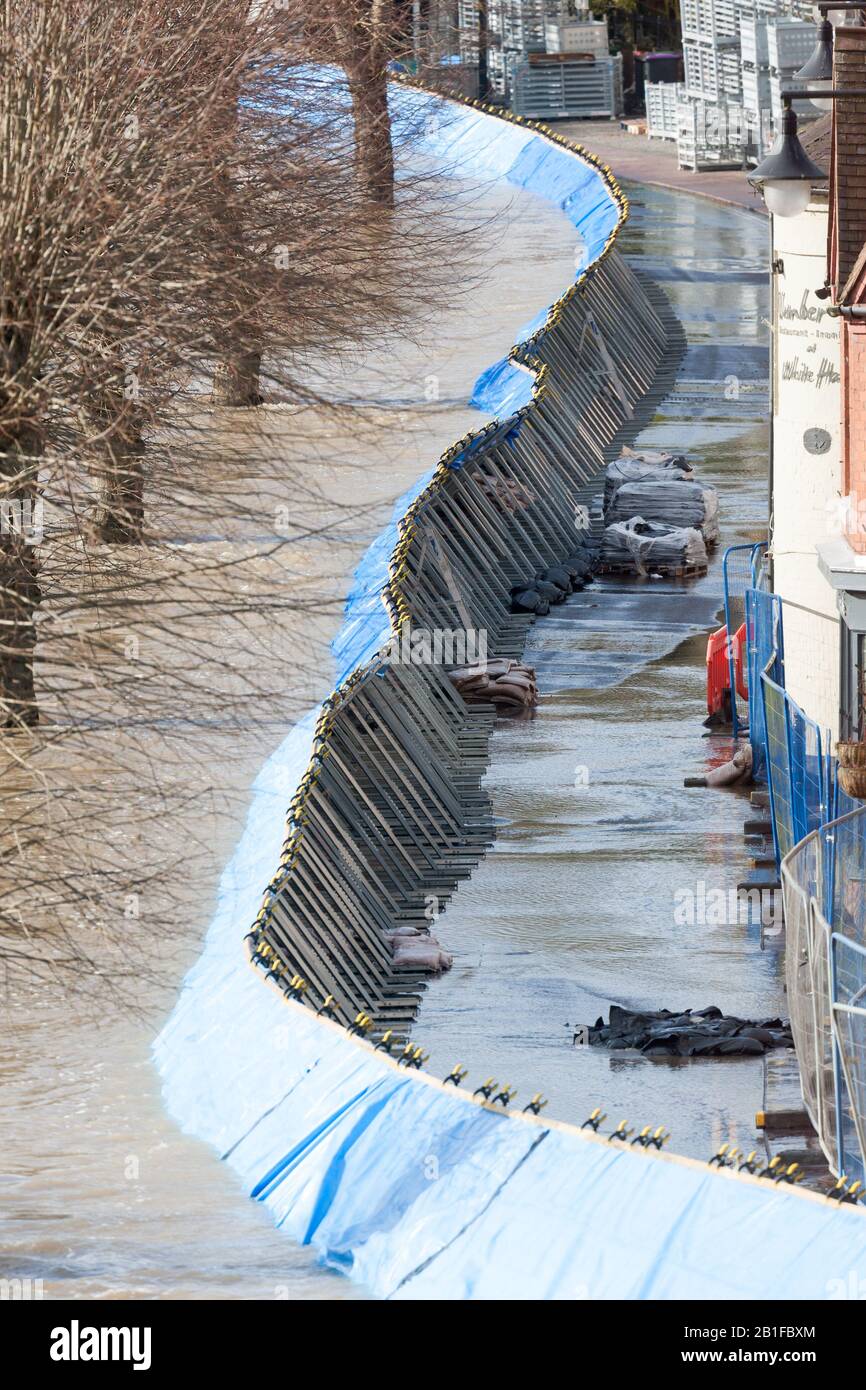 Ironbridge, Shropshire, Royaume-Uni. 25 février 2020. Avertissement d'inondation grave en place sur la rivière Severn à Ironbridge, dans le Shropshire. Les barrières d'inondation le long de la rivière permettent de maintenir l'eau montante qui devrait atteindre un pic plus tard dans la journée (mardi). Crédit: Peter Loppeman/Alay Live News Banque D'Images