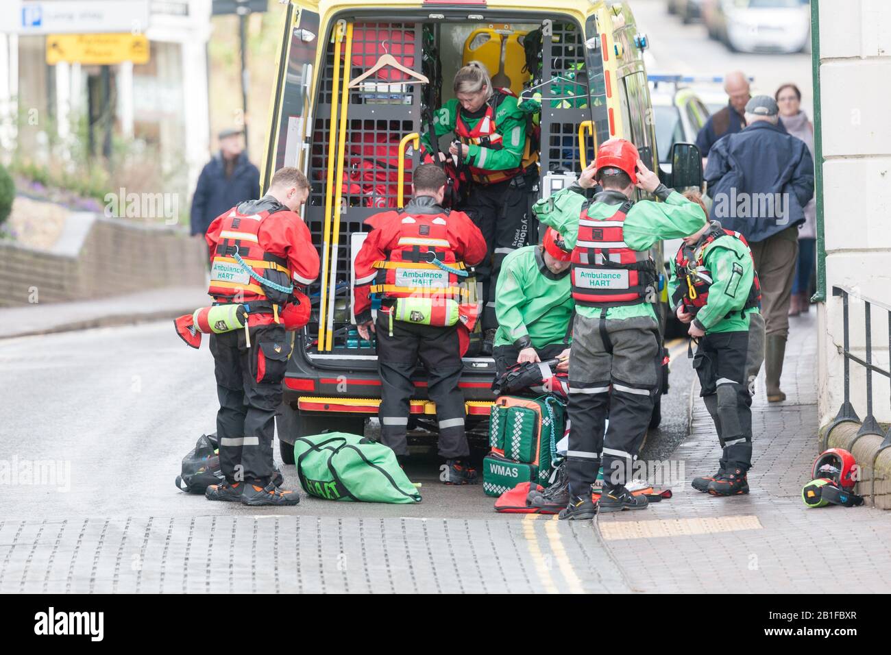 Ironbridge, Shropshire, Royaume-Uni. 25 février 2020. Un avertissement grave d'inondation est en place sur la rivière Severn à Ironbridge, dans le Shropshire, alors que les équipes de secours tentent d'évacuer les ménages en danger d'inondation lorsque les niveaux de la rivière culminent plus tard dans la journée (mardi). Crédit: Peter Loppeman/Alay Live News Banque D'Images