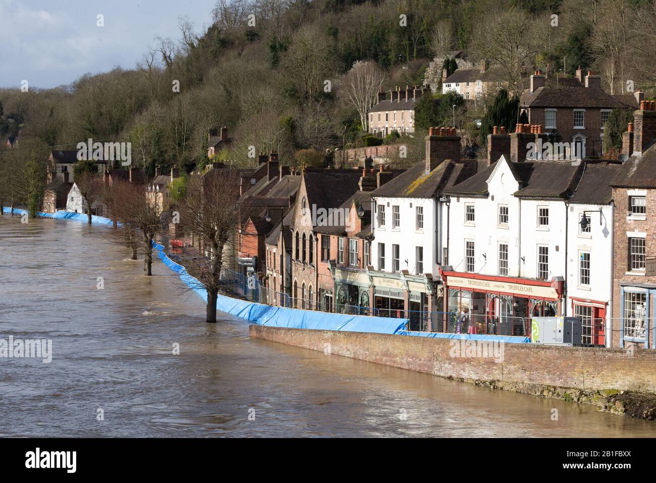 Ironbridge, Shropshire, Royaume-Uni. 25 février 2020. Avertissement d'inondation grave en place sur la rivière Severn à Ironbridge, dans le Shropshire. Les barrières d'inondation le long de la rivière permettent de maintenir l'eau montante qui devrait atteindre un pic plus tard dans la journée (mardi). Crédit: Peter Loppeman/Alay Live News Banque D'Images
