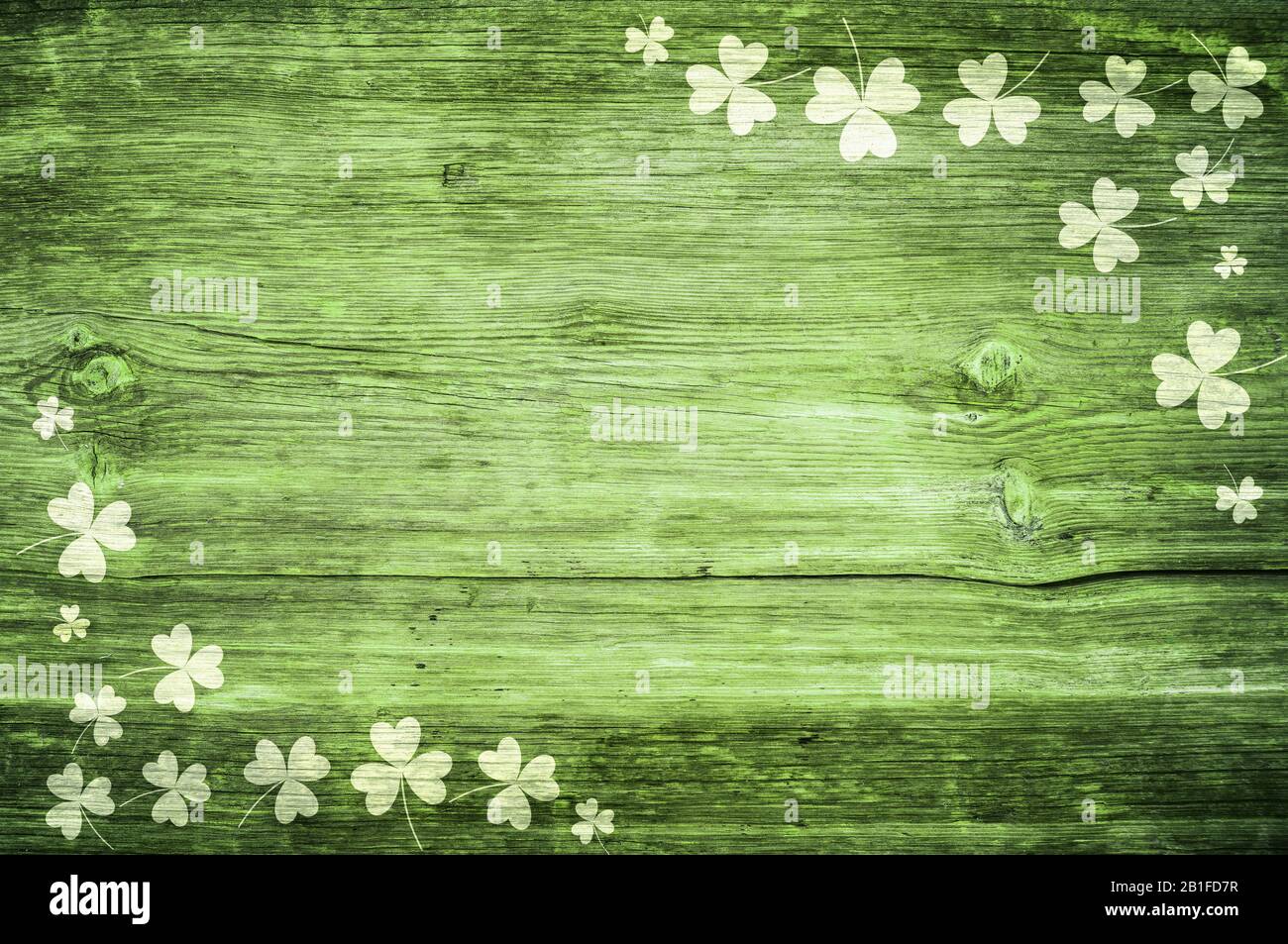 Shamrocks sur table en bois vert un symbole og St. Patricks Day. Bbanner avec bordure d'angle de shamrocks.motif texturé Banque D'Images