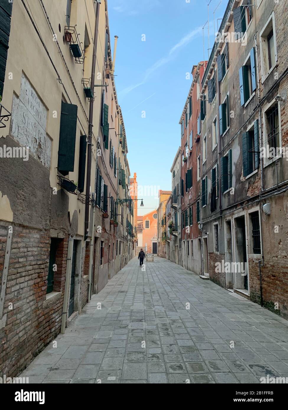 08 février 2020, Italie, Venedig: Vue sur la "Ruga Vechia", une rue où la prise de vue du film "Commission: Impossible 7" était censée avoir lieu. Hollywood est également affecté par l'éclosion du nouveau virus corona en Italie. Une fusillade de trois semaines prévue à Venise pour 'la Commission: Impossible 7' avec Tom Cruise (57) dans le rôle principal a été annulée par Paramount Pictures sur un court préavis. En ce qui concerne la sécurité et le bien-être de l'équipage du film, la fusillade a été reportée. (À dpa 'tournage de 'Commission: Impossible' en raison du coronavirus en Italie') photo: Annette Reuthe Banque D'Images