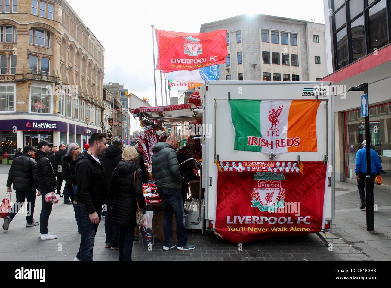 L'étalage de rue vend des articles du club de football de liverpool dans le centre de liverpool angleterre Royaume-Uni Banque D'Images