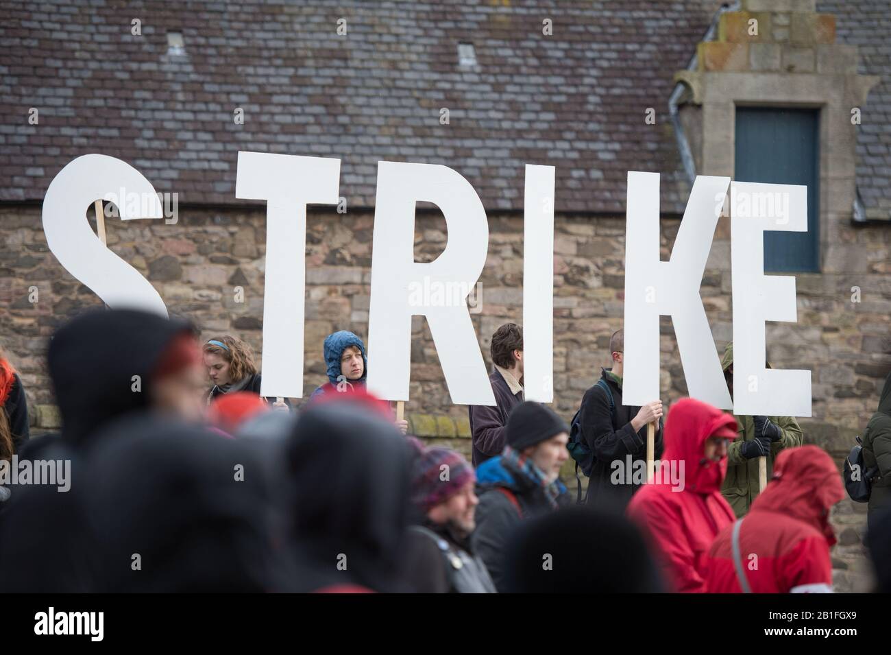 Édimbourg, Royaume-Uni. 25 février 2020. Photo: Protestation à l'extérieur du Parlement écossais, où les étudiants protestent contre les mesures draconiennes mises en place par les universités sur les salaires, les retraites et les conditions de travail de l'enseignement supérieur. Crédit : Colin Fisher/Alay Live News Banque D'Images