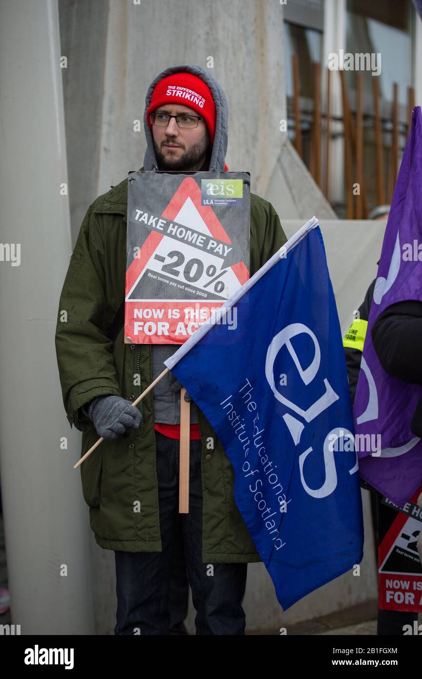 Édimbourg, Royaume-Uni. 25 février 2020. Photo: Protestation à l'extérieur du Parlement écossais, où les étudiants protestent contre les mesures draconiennes mises en place par les universités sur les salaires, les retraites et les conditions de travail de l'enseignement supérieur. Crédit : Colin Fisher/Alay Live News Banque D'Images