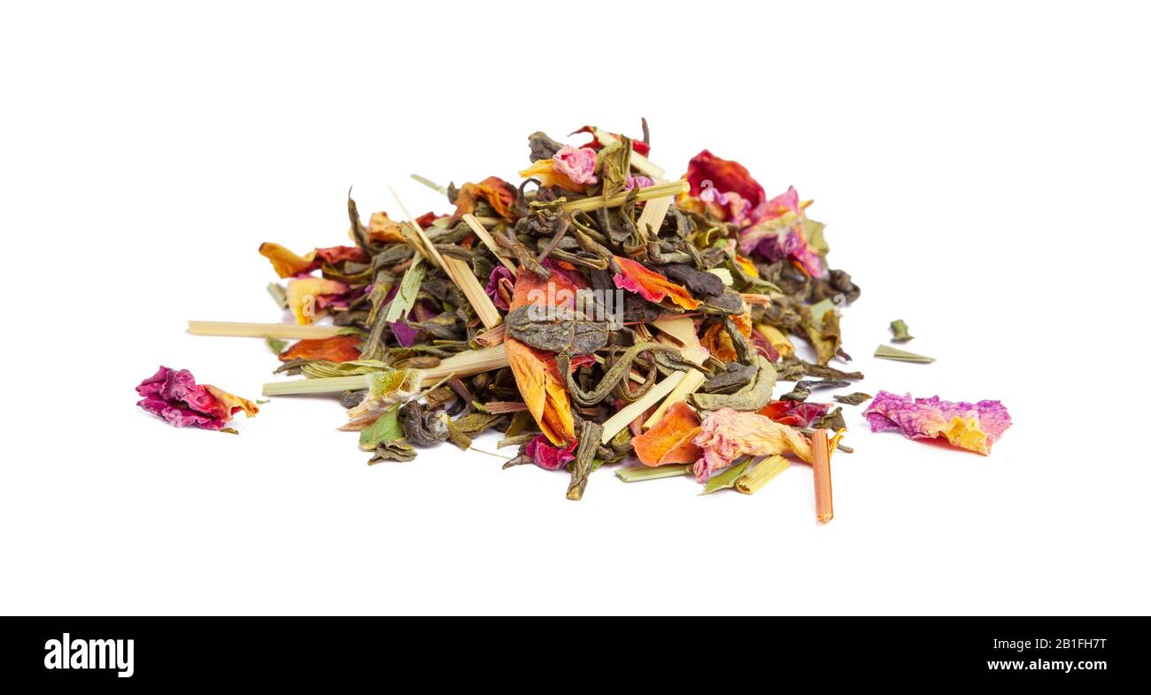 thé aux fruits confits et pétales de rose sur fond blanc. photo créative. Banque D'Images