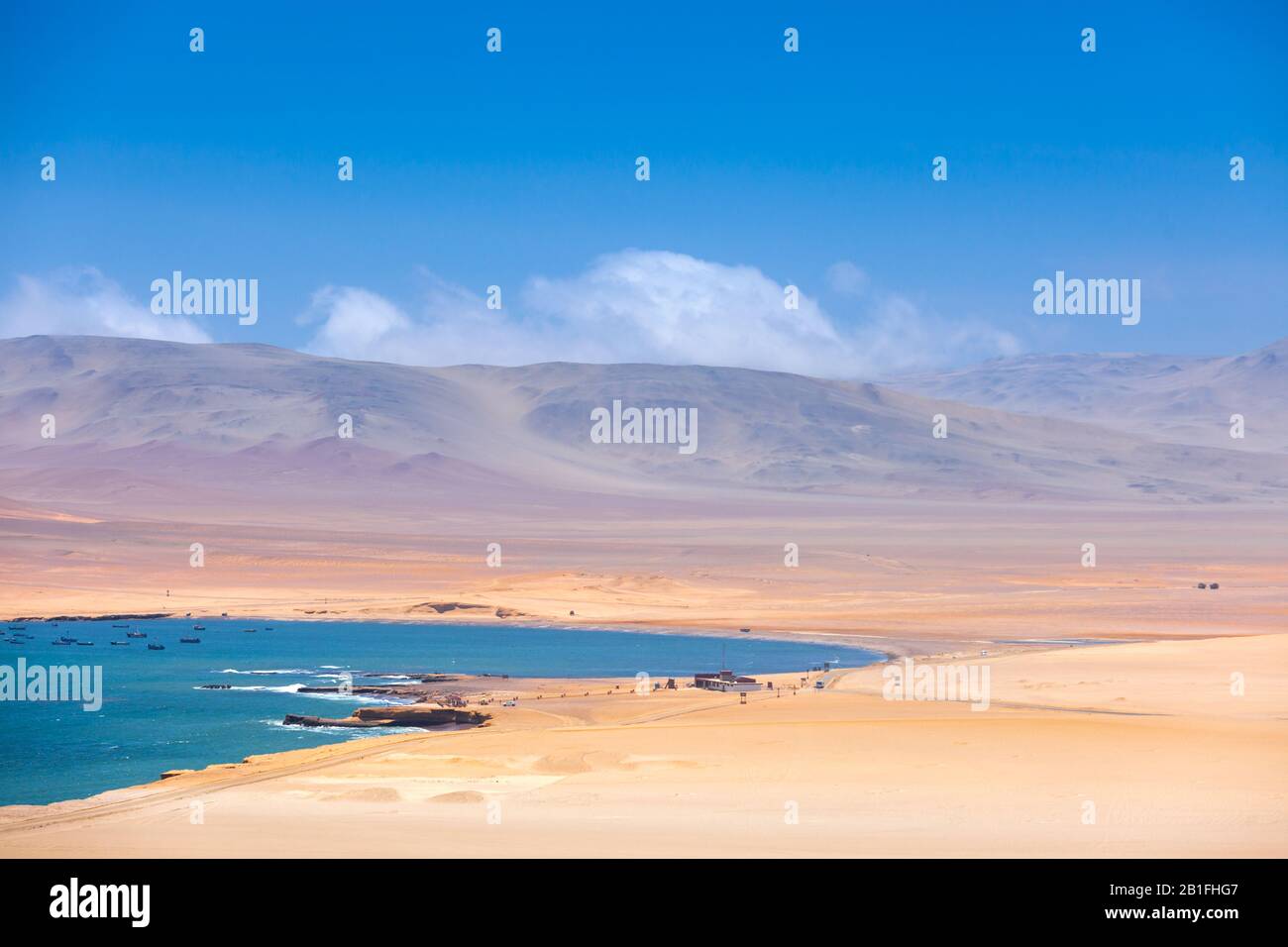 Vue sur la Réserve nationale de Paracas, le désert, la baie de l'océan. Banque D'Images