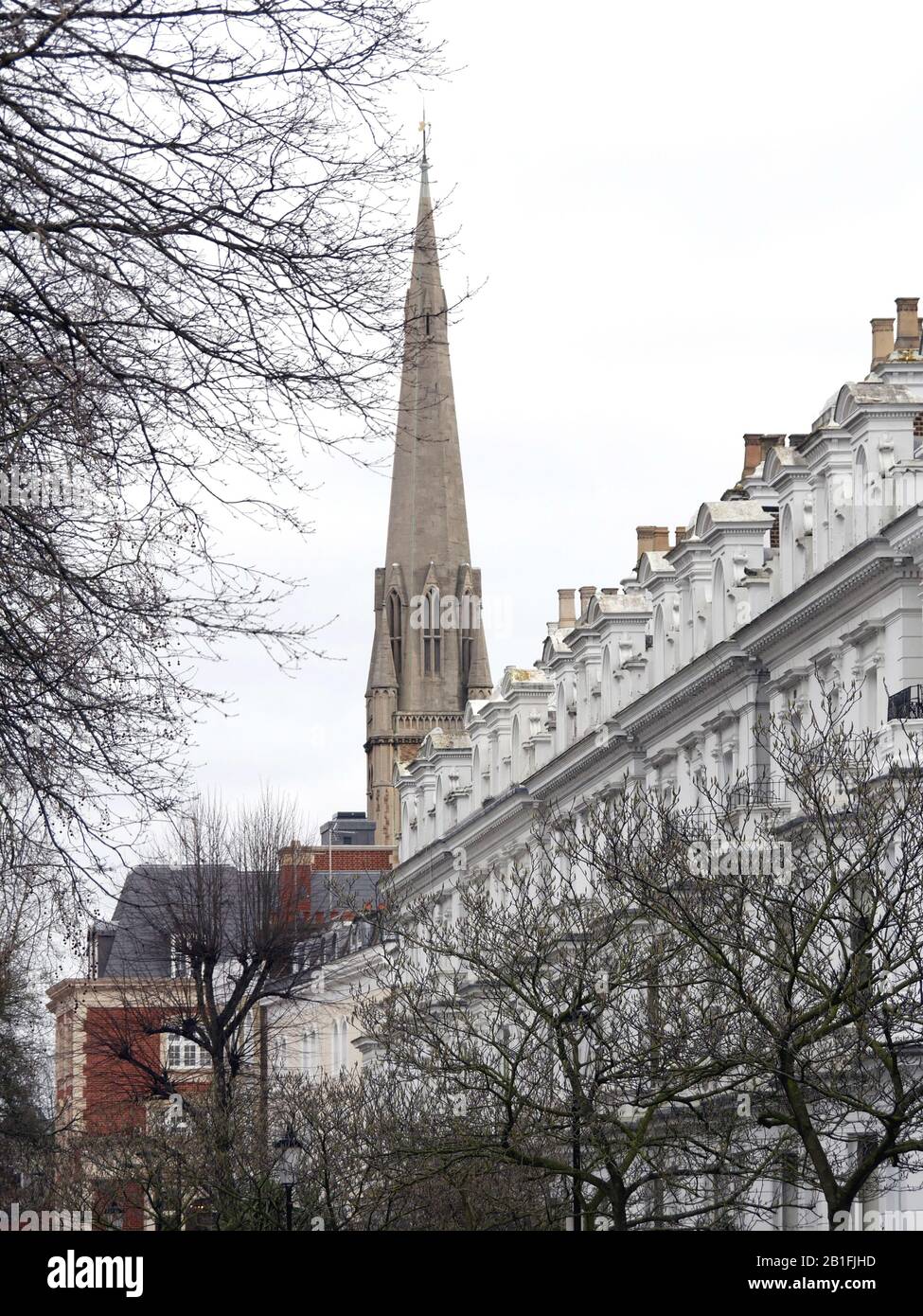 Spire of St Matthew's Bayswater dominant les maisons en terrasses victoriennes Banque D'Images