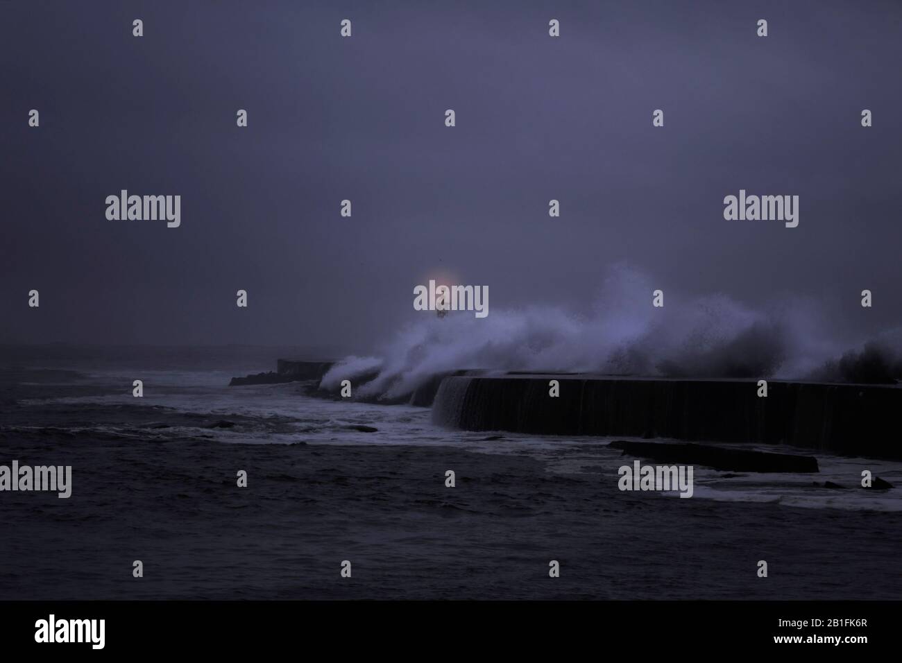 Bouche sur la rivière Ave la nuit ou le crépuscule pendant la tempête, Portugal. Banque D'Images