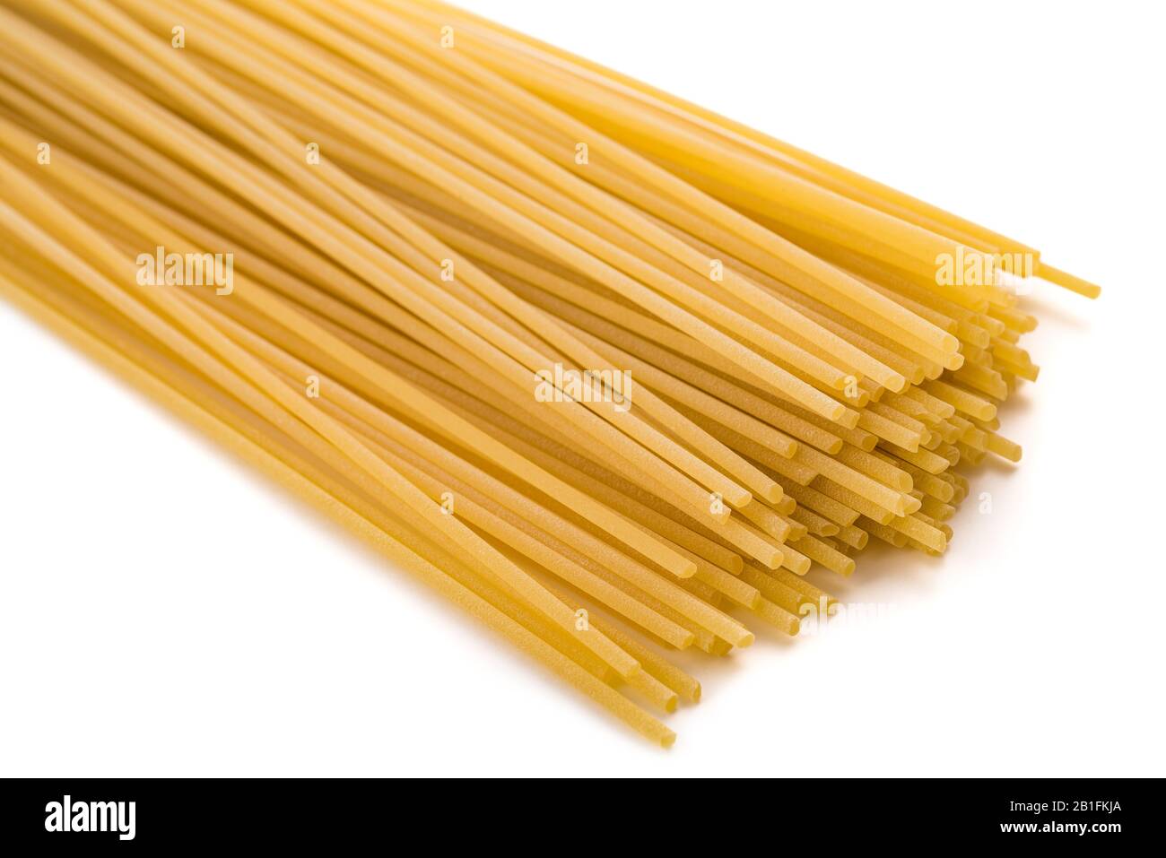 Groupe spaghetti brut isolé sur fond blanc Banque D'Images