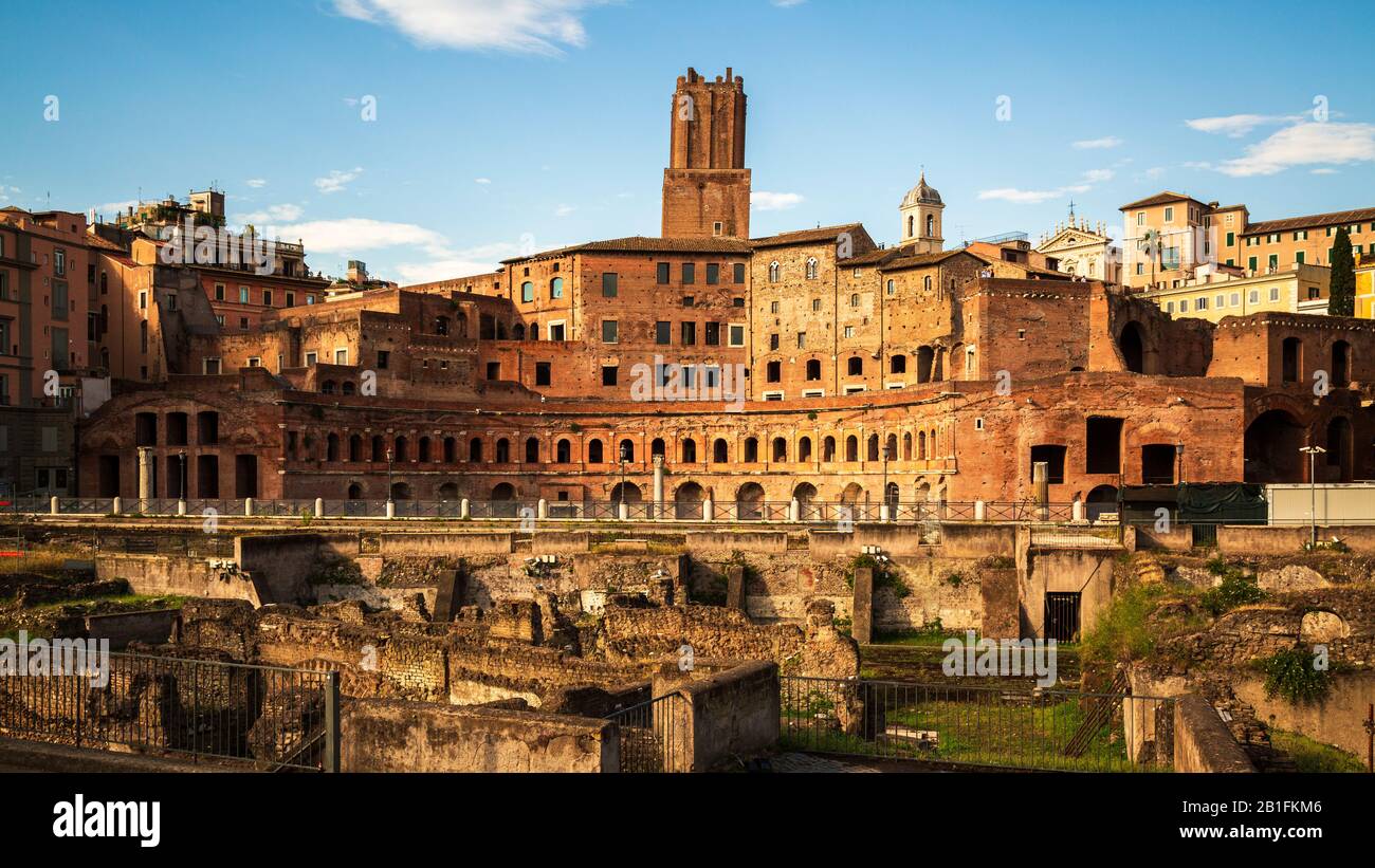 Photo panoramique du Forum de Trajan dans un après-midi d'été. Rome, Italie. Banque D'Images