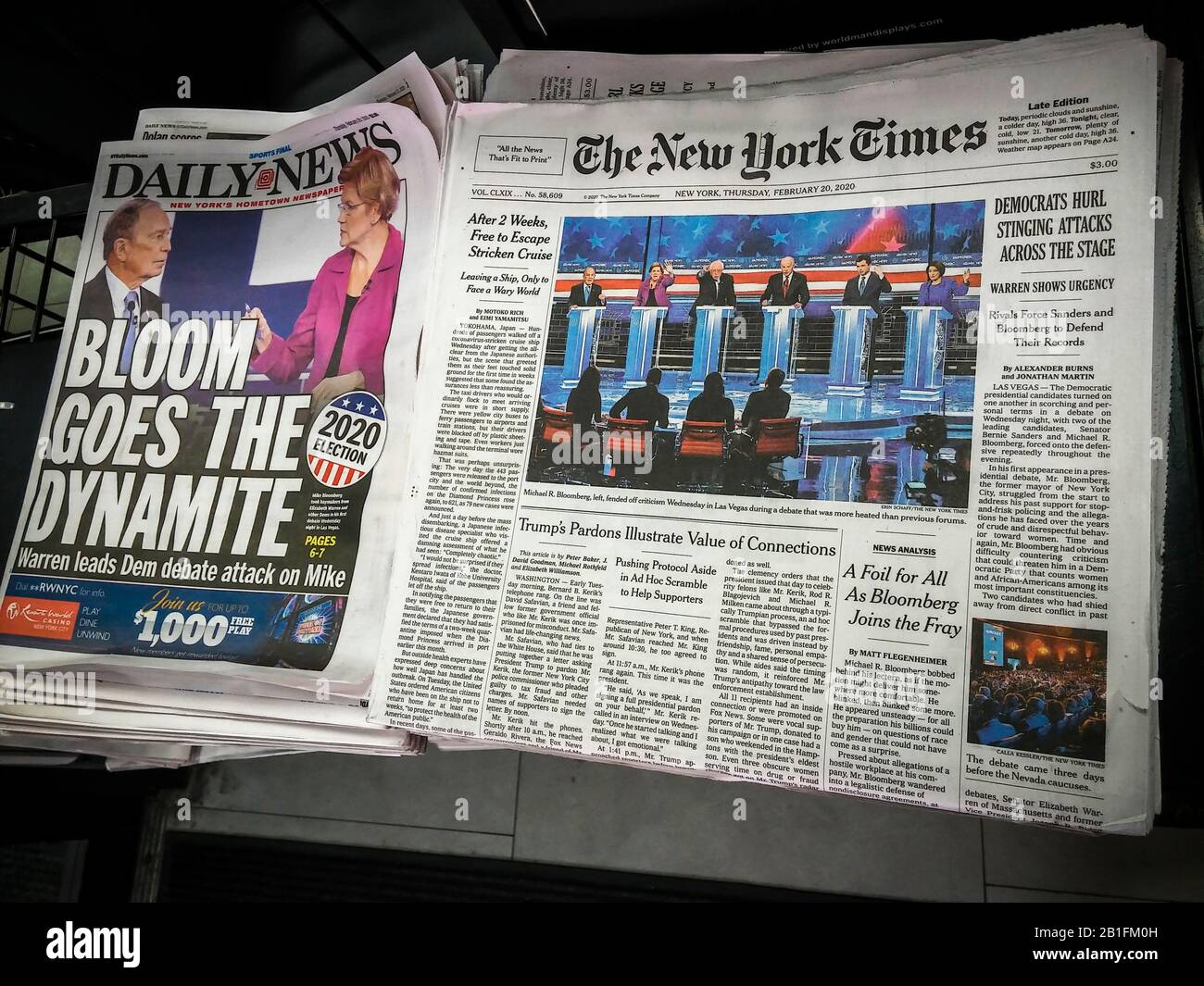 Journaux à New York le jeudi 20 février 2020 rapport sur le débat de la veille soir entre les candidats à la présidence démocratique. (© Richard B. Levine) Banque D'Images