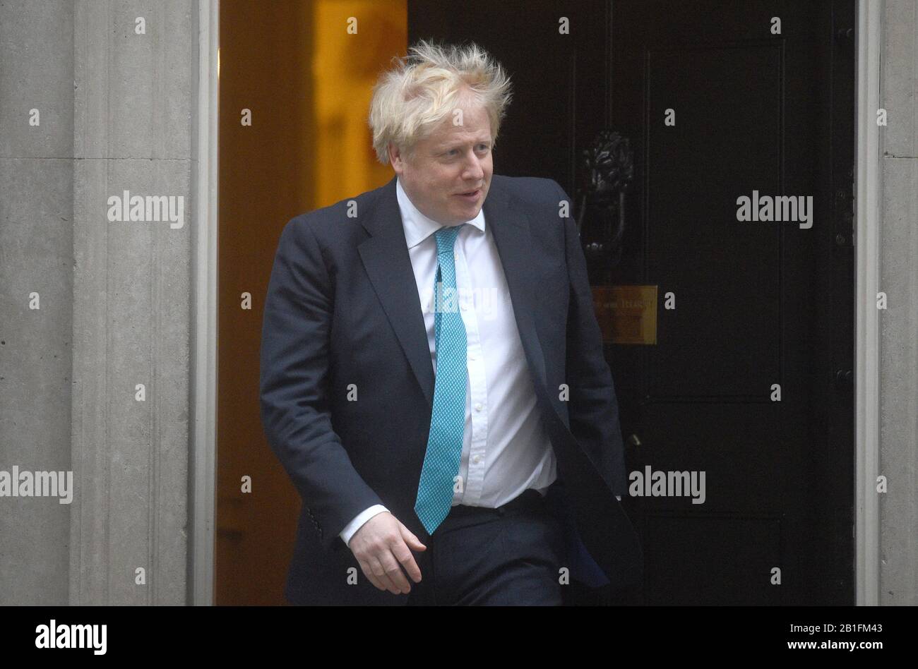 Le Premier ministre Boris Johnson attend d'accueillir le chancelier autrichien Sebastian Kurz sur les 10 Downing Street, Londres, avant une réunion. Banque D'Images