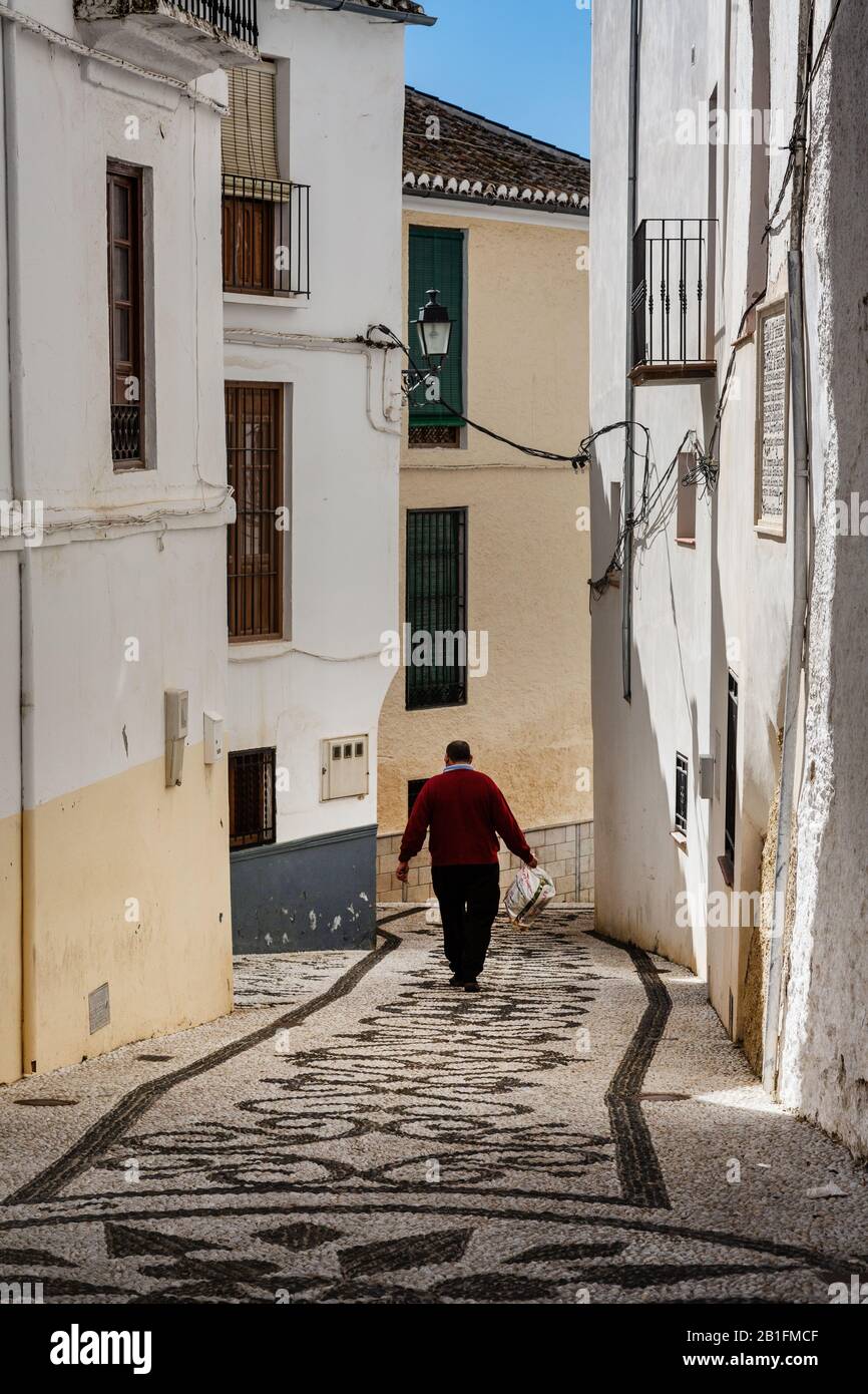 Un homme descend dans une rue calme à Alhama de Granada, Espagne Banque D'Images