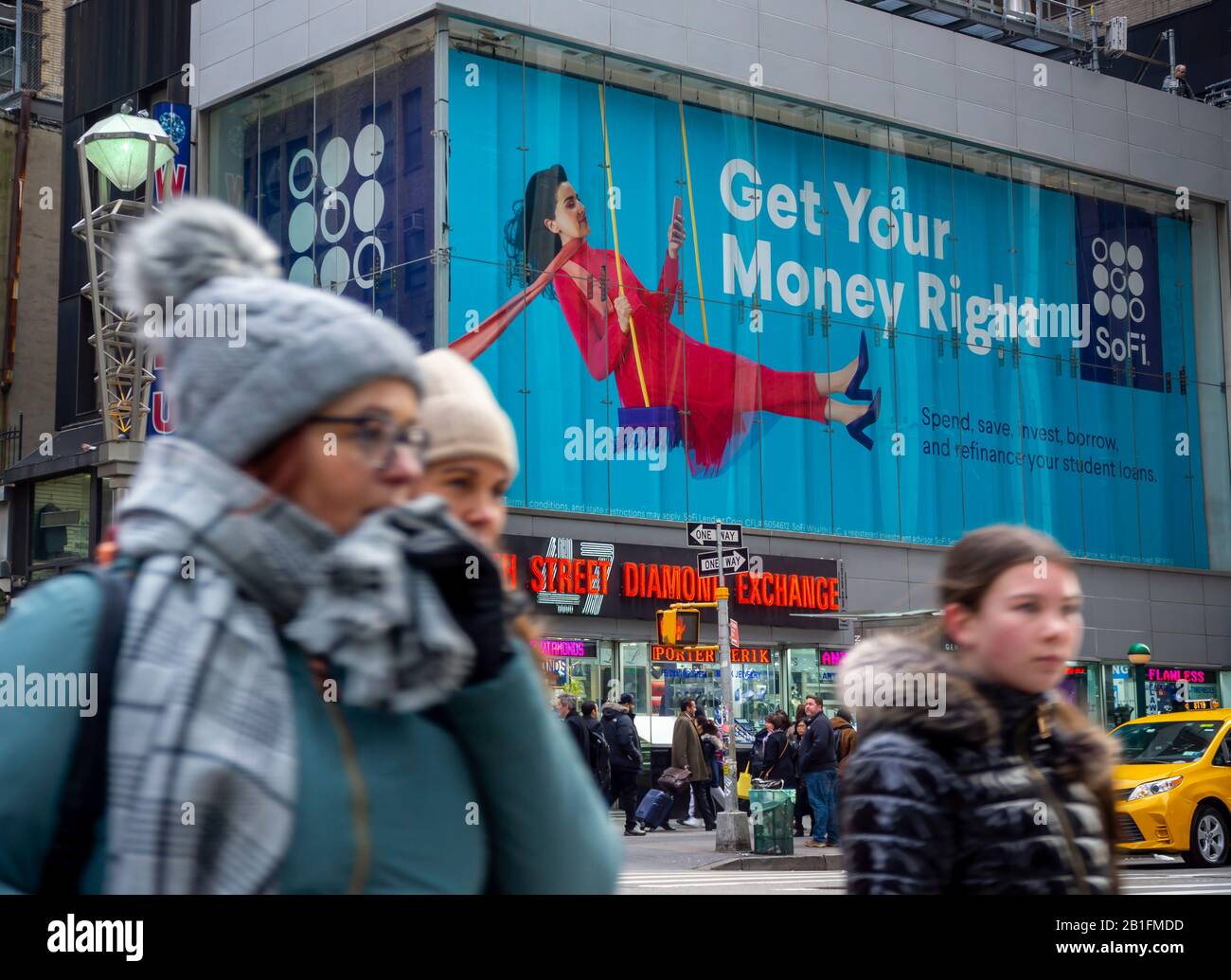 Une publicité pour SoFi, une start-up financière personnelle fintech, au-dessus d'une intersection animée à New York, fait la promotion des services financiers, vu le jeudi 20 février 2020. La société refinance principalement les prêts étudiants. (© Richard B. Levine) Banque D'Images