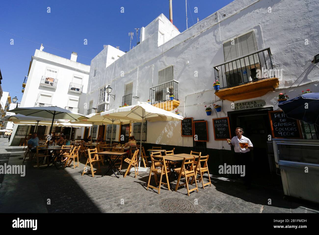 Tables de restaurant et serveur, Cadix, Espagne. Banque D'Images