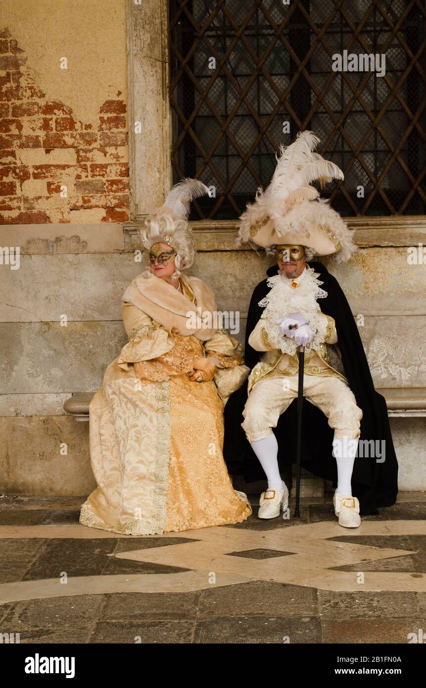 Couple en costume de carnaval vénitien Banque D'Images