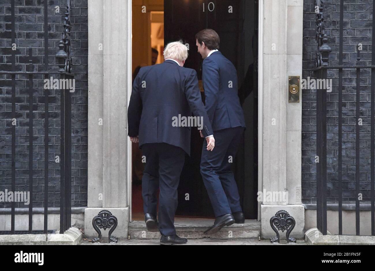 Le Premier ministre Boris Johnson salue le chancelier autrichien Sebastian Kurz sur les pas 10 Downing Street, Londres avant une réunion. Banque D'Images