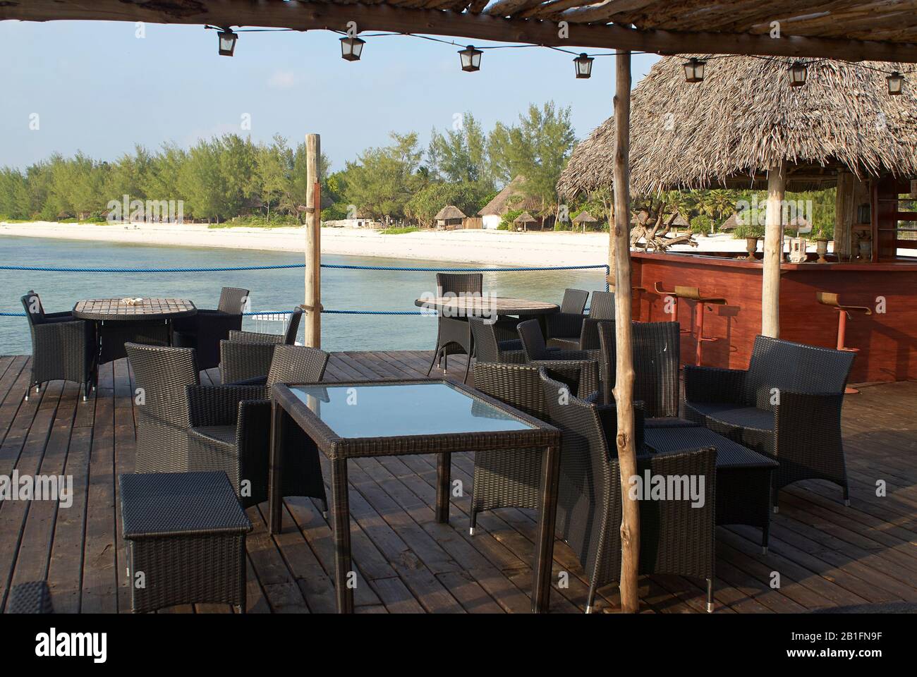 Un restaurant de jetée à la station balnéaire de Bwejuu Beach, Zanzibar, Tanzanie Banque D'Images