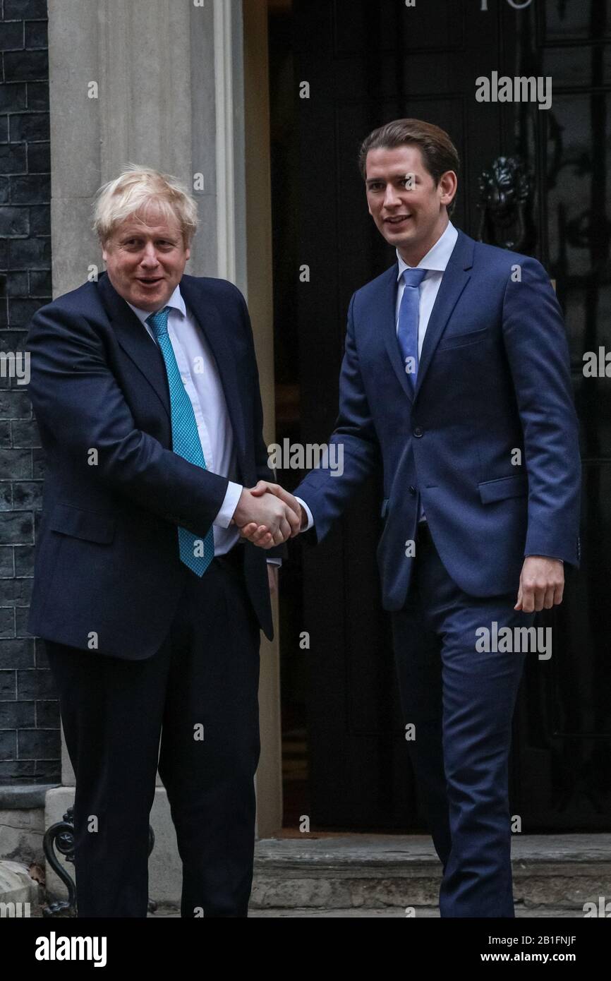 Downing Street Londres, Royaume-Uni. 25 février 2020. Le Premier ministre britannique Boris Johnson accueille cet après-midi le chancelier autrichien et chef d'État, Sebastian Kurz, à l'extérieur du numéro 10, Downing Street. Crédit: Imagetraceur/Alay Live News Banque D'Images