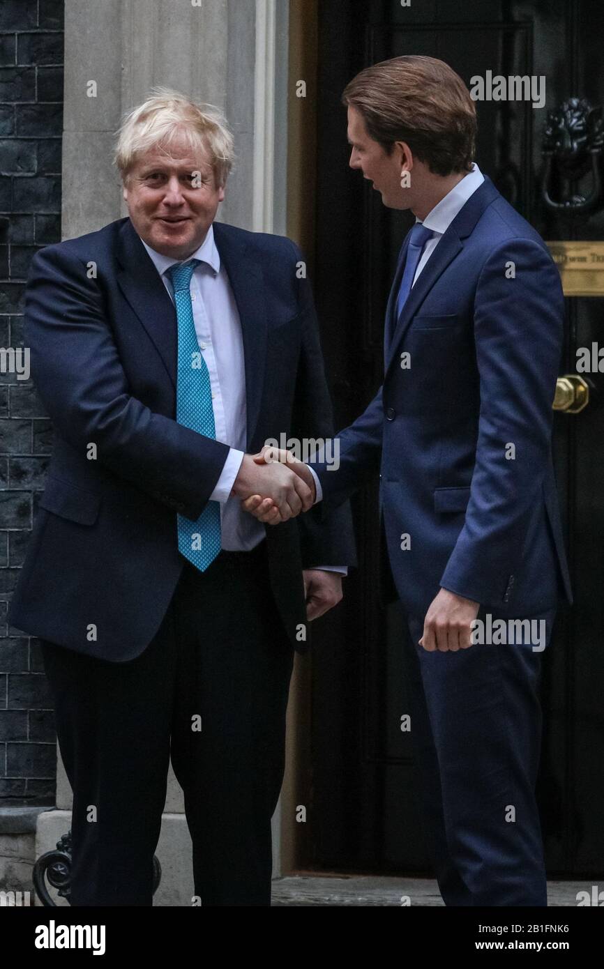 Downing Street Londres, Royaume-Uni. 25 février 2020. Le Premier ministre britannique Boris Johnson accueille cet après-midi le chancelier autrichien et chef d'État, Sebastian Kurz, à l'extérieur du numéro 10, Downing Street. Crédit: Imagetraceur/Alay Live News Banque D'Images
