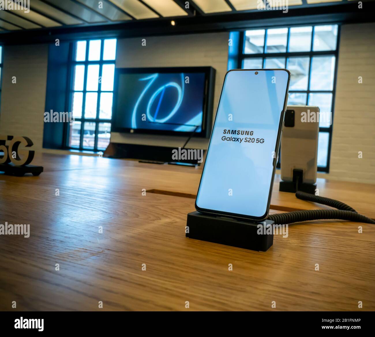 Les visiteurs du hall d'exposition Samsung 837 du Meatpacking District de New York admirent le smartphone Samsung Galaxy S 20 le samedi 22 février 2020. (© Richard B. Levine) Banque D'Images