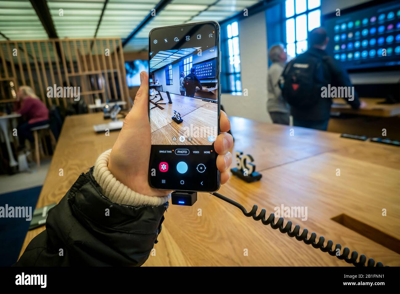 Les visiteurs du hall d'exposition Samsung 837 du Meatpacking District de New York admirent le smartphone Samsung Galaxy S 20 le samedi 22 février 2020. (© Richard B. Levine) Banque D'Images