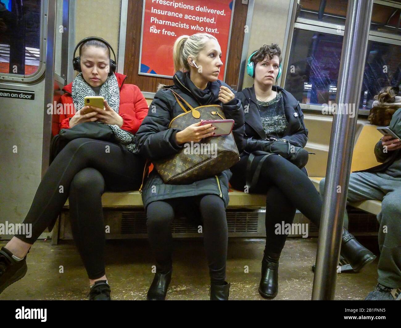 Cavaliers avec leurs smartphones sur le métro à New York le samedi 22 février 2020 (© Richard B. Levine) Banque D'Images