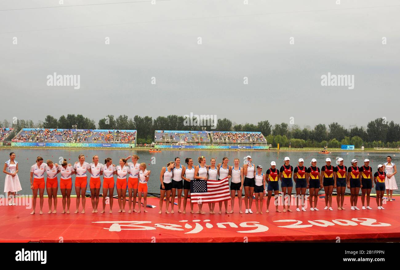 Shunyi, CHINE. Présentation De La Médaille, Les Éights Des Femmes. Usa W8+ Gold Medalist Bow; Erin Cafaro, Lindsay Shoop, Anna Goodale, Elle Logan, Anne Cummins, Susan Francia, Caroline Lind, Caryn Davies Et Cox Mary Whipple. Régate Olympique De 2008, Cours De Remorquage De Shunyi. Dimanche 17.08.2008. [Crédit Obligatoire : Peter Spurrier, Images Intersport. Banque D'Images