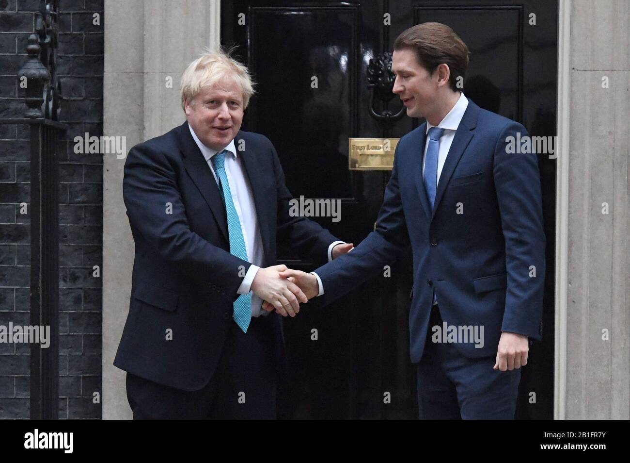 Le Premier ministre Boris Johnson salue le chancelier autrichien Sebastian Kurz sur les pas 10 Downing Street, Londres avant une réunion. Photo PA. Date De L'Image: Mardi 25 Février 2020. Crédit photo devrait lire: Kirsty O'Connor/PA Wire Banque D'Images