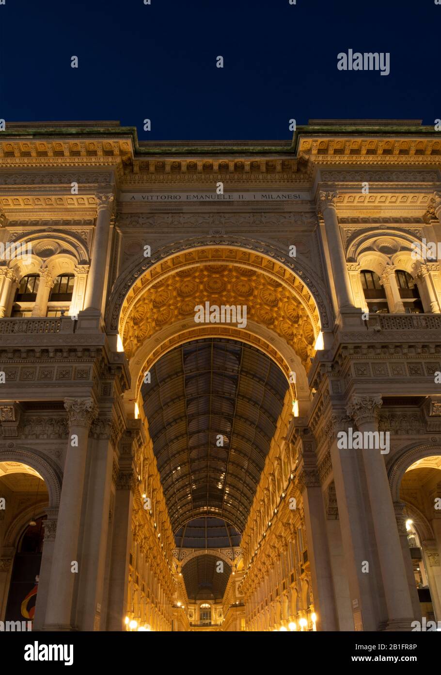 L'entrée arquée de la Galleria Vittorio Emanuelle II au crépuscule, Milan, Lombardie, Italie Banque D'Images