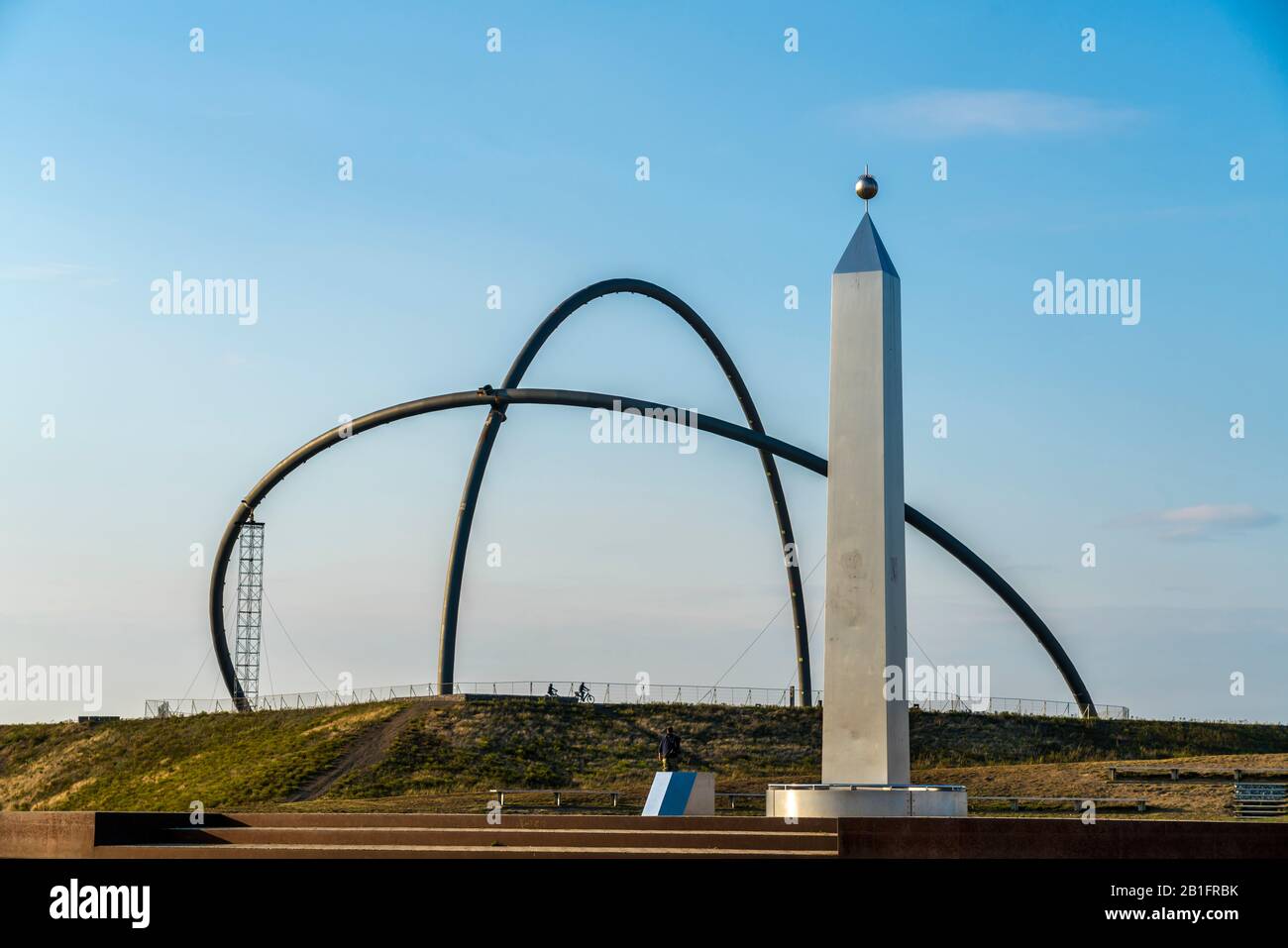 Sonnenuhr und Horizontatorium auf der Halde Hoheward à Herten, Ruhrgebiet, Nordrhein-Westfalen, Deutschland | Skyline Observatory et Sundi Banque D'Images