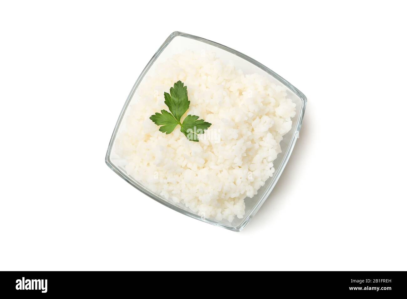 Bol en verre avec riz bouilli et persil isolé sur fond blanc Banque D'Images