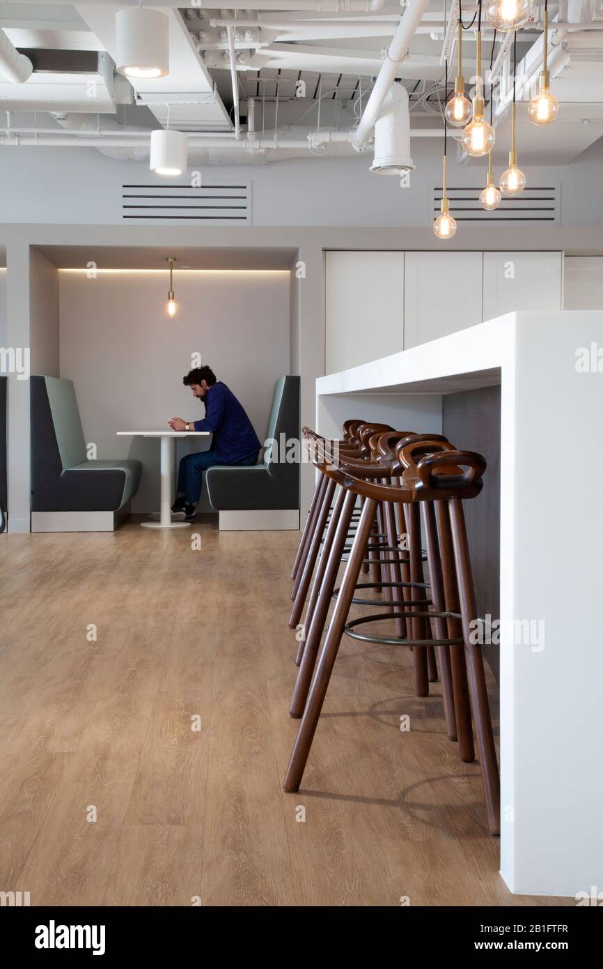 employé de bureau au stand de cantine Banque D'Images