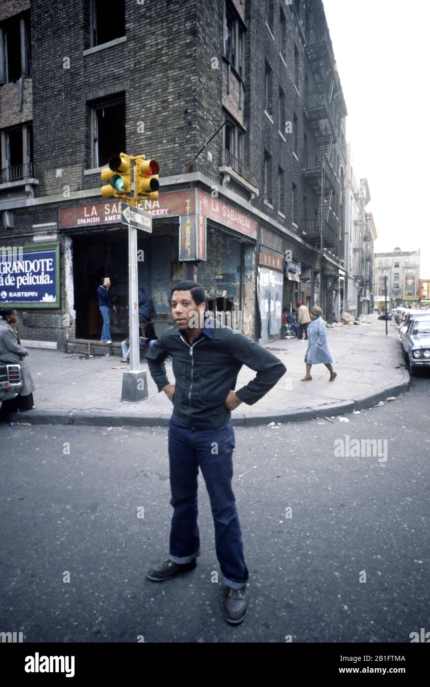 Les boutiques et les blocs de tenement abandonnés brûlent, South Bronx, New York City Banque D'Images