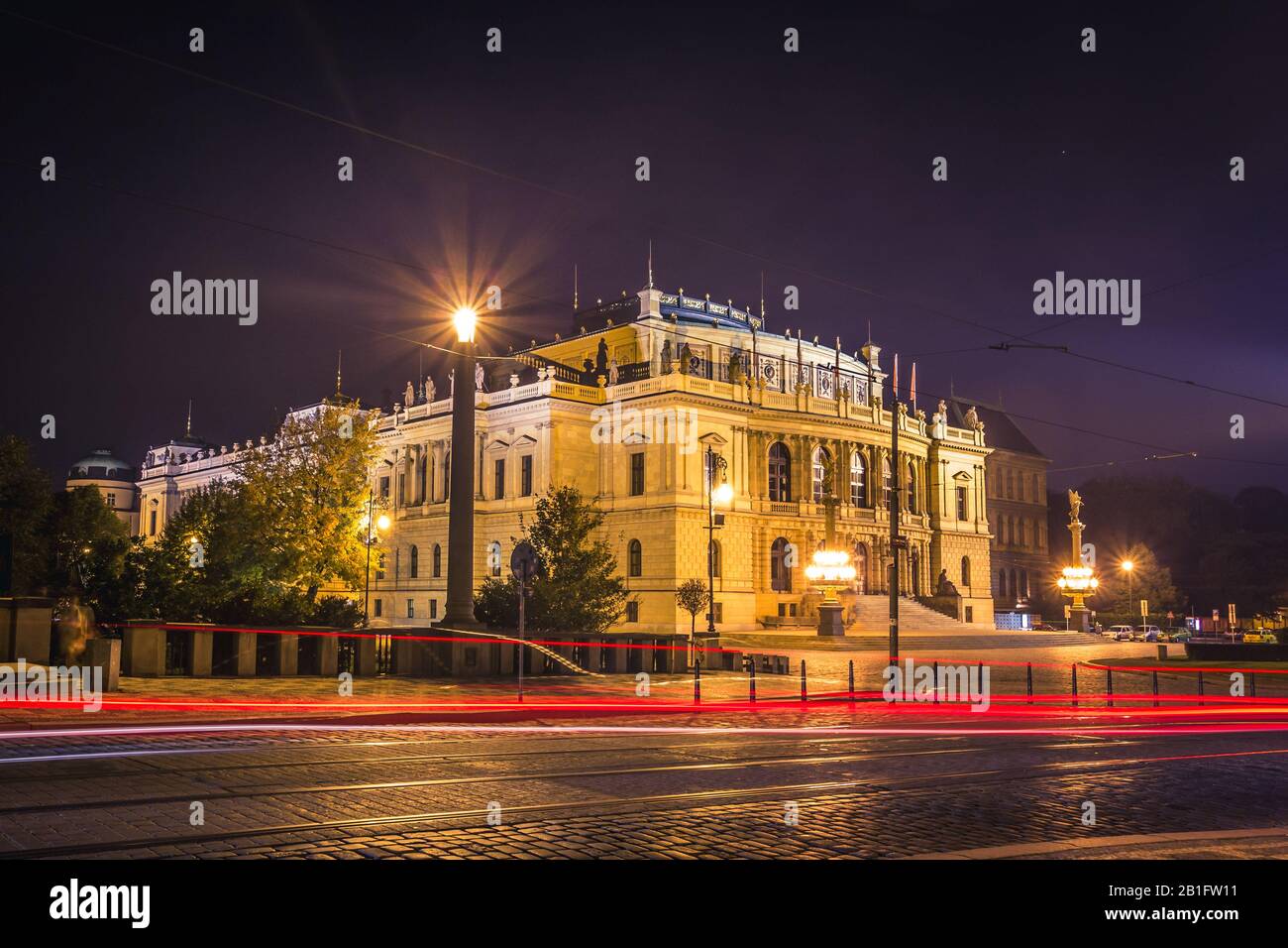 La construction de salles de concert Rudolfiunum sur la place Jan Palach à Prague, République tchèque - vue nocturne. Orchestre Philharmonique tchèque avec sentiers légers Banque D'Images