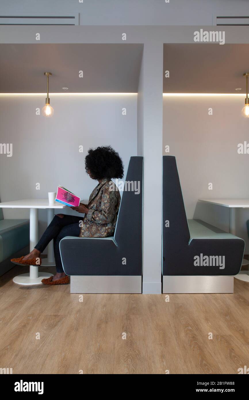 employé de bureau au stand de cantine Banque D'Images