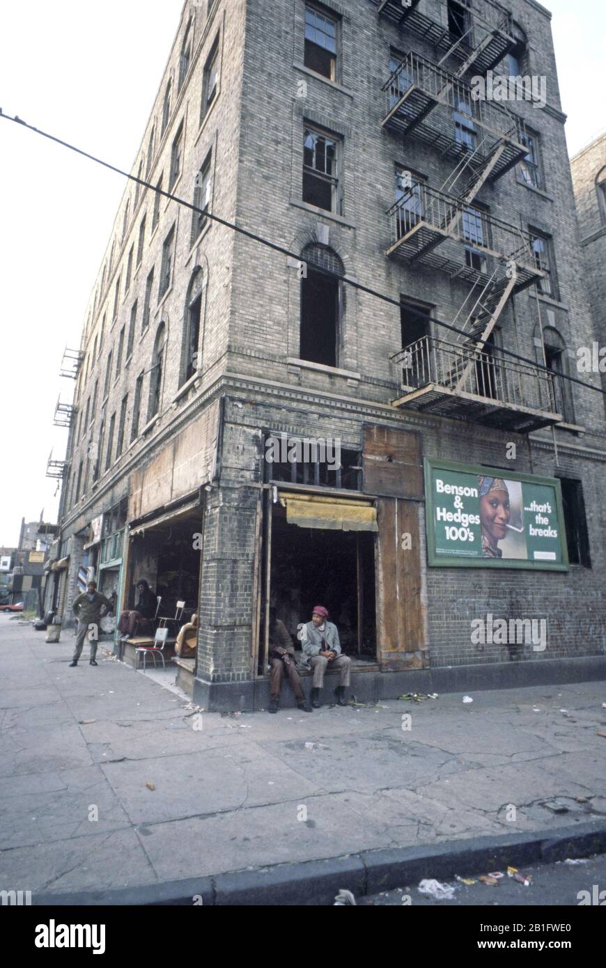 Les boutiques et les blocs de tenement abandonnés brûlent, South Bronx, New York City Banque D'Images