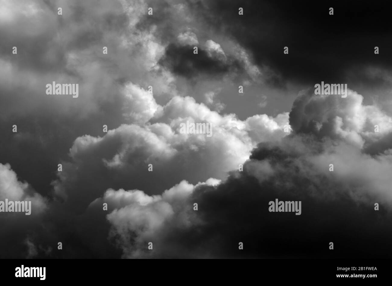 Ciel orageux en Italie - noir et blanc - dramatique Banque D'Images