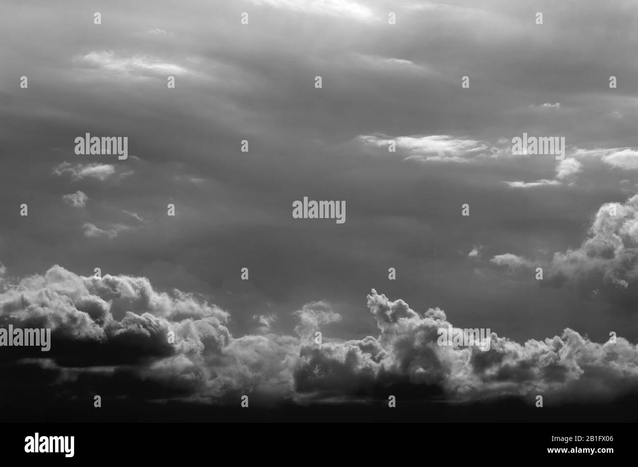 Ciel orageux en Italie - noir et blanc - dramatique Banque D'Images
