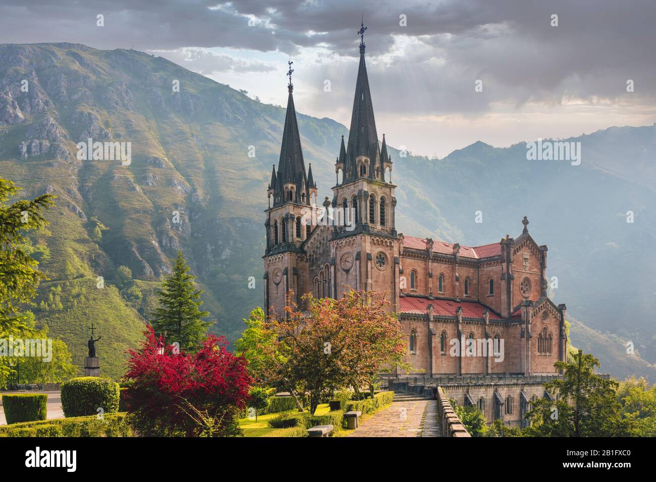 Basílica de Santa María la Real de Covadonga ou Basilique Sainte-Marie le Royal de Covadonga, Covadonga, Asturies, Espagne. Banque D'Images
