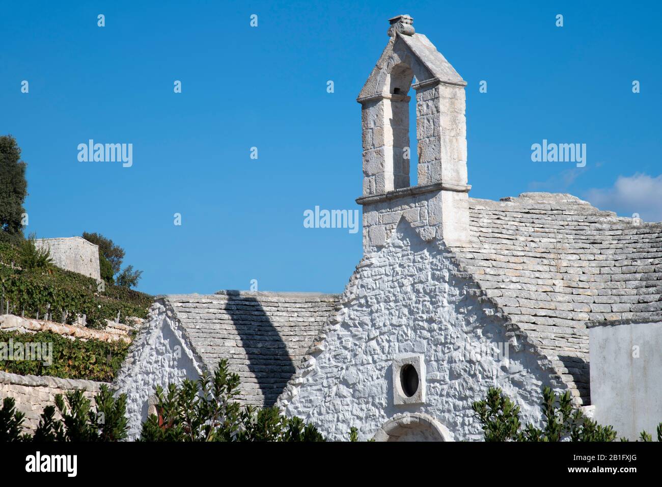Petite église blanche avec un toit en pierre près de Locorotondo, Pouilles, Italie, Europe Banque D'Images