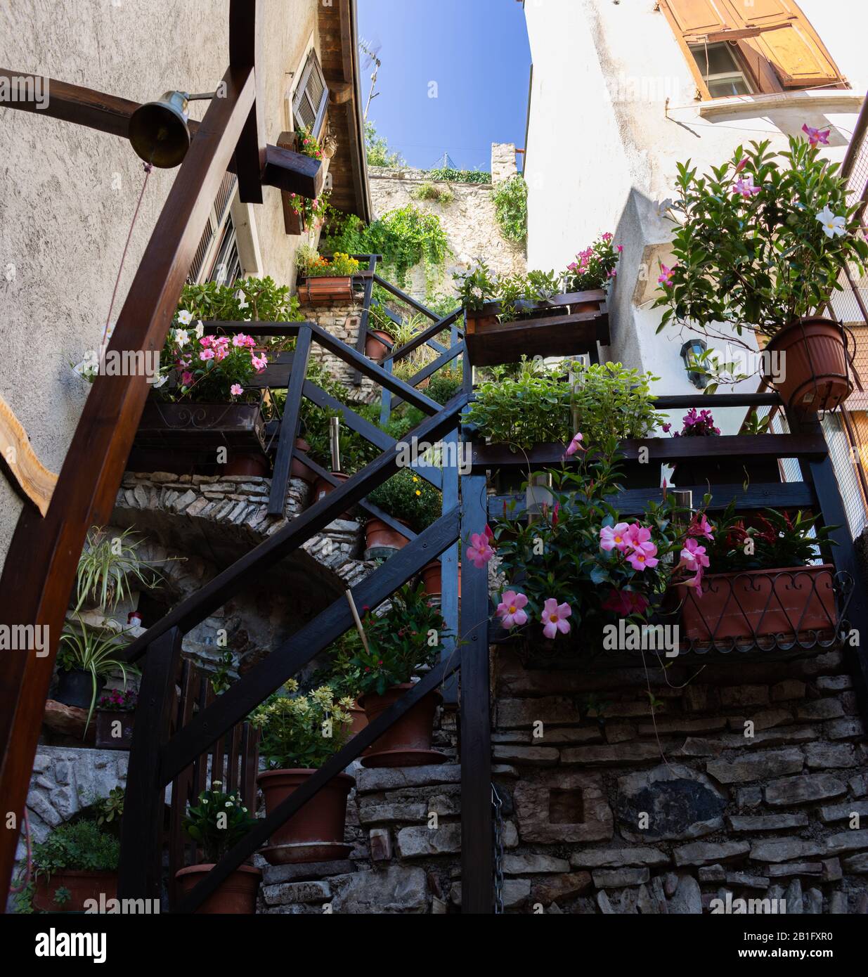 Escalier extérieur italien avec de nombreuses fleurs et escarpé Banque D'Images