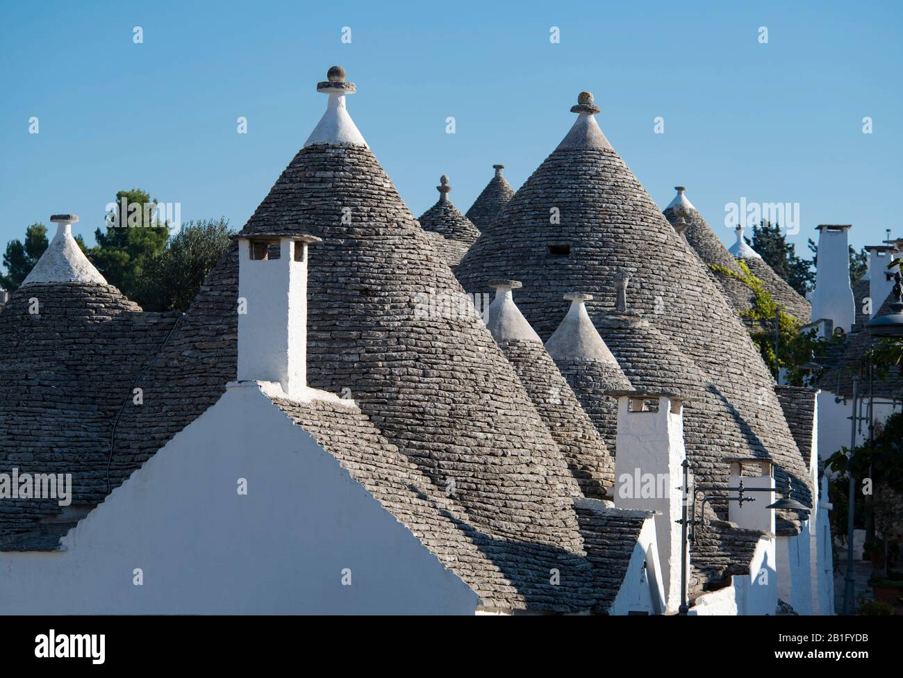 Toits coniques en pierre sèche sur trulli, maisons de commerce à Alberobello, province de Bari, Pouilles, Italie, Europe Banque D'Images