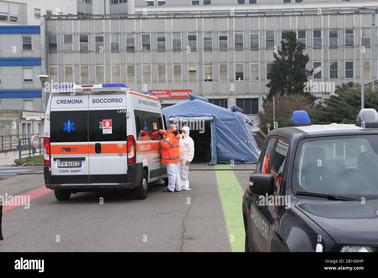 Cremona, région de Lombardie, Italie - Mardi 25 février 2020 - urgence pour le Coronavirus en Italie, surtout dans la région de Lombardie. Dans la tente spéciale photo pour vérifier les citoyens avec des sympttons devant l'hôpital de Cremona. Crédit: Federico Zovadelli/ Alay Live News Banque D'Images