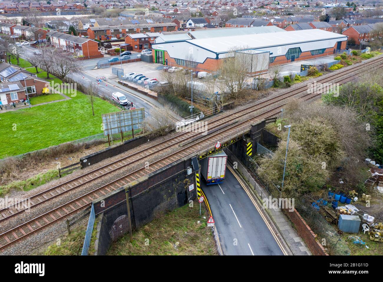 Un camion s'écrase dans un pont ferroviaire sur la route d'ancrage occupée, un camion coincé sous un pont, Stoke on Trent, HGV camion crash, gros accident de transport Banque D'Images