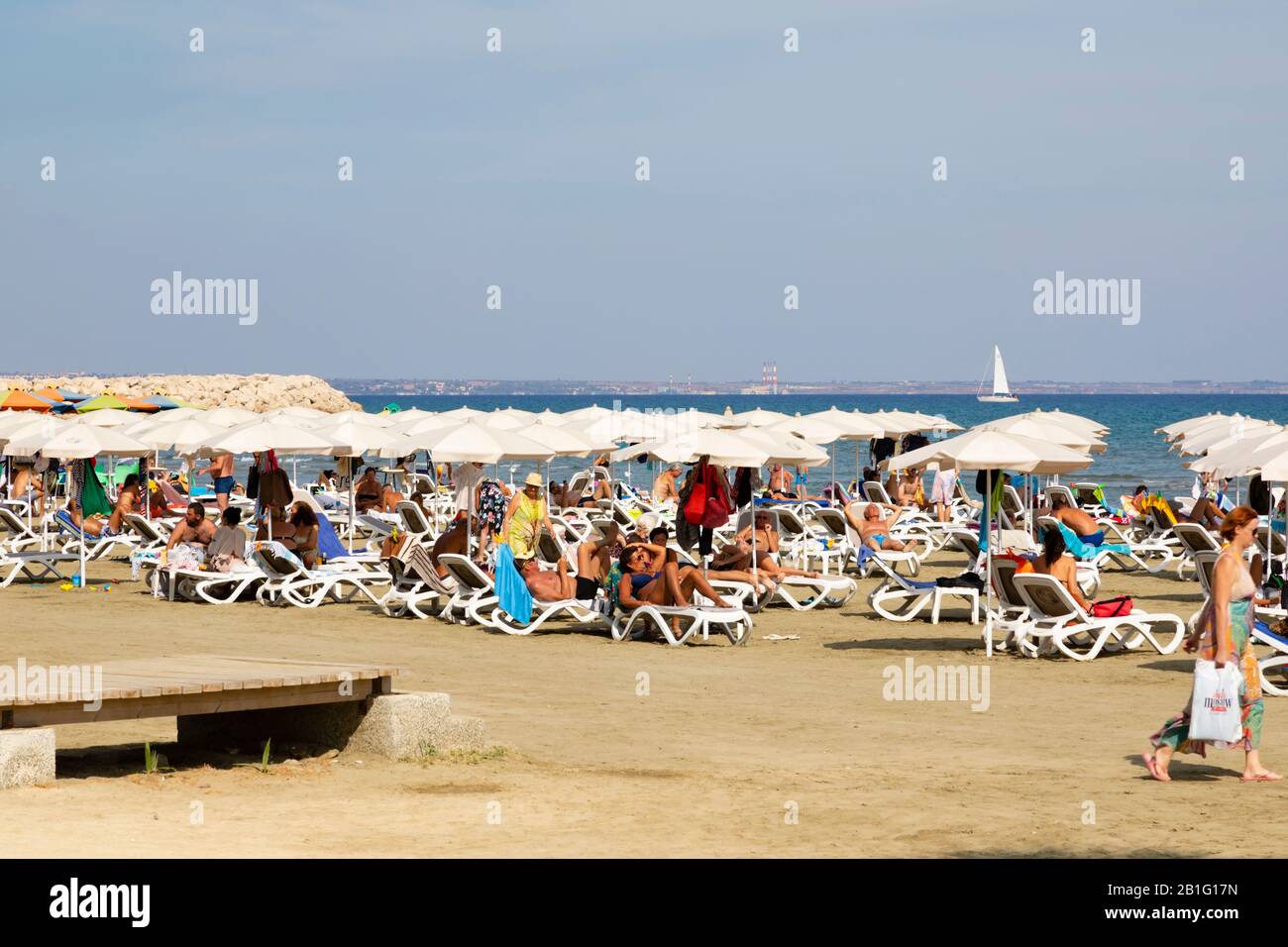 Touristes sur la plage à Finikoudes, Larnaca, Chypre. Banque D'Images